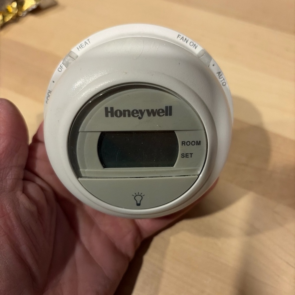 Honeywell White Digital Thermostat / Room Sensor